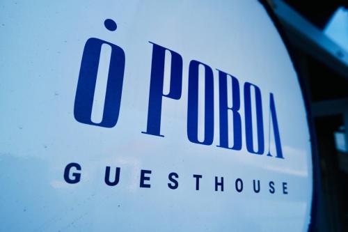 a close up of the sign of a drug guessouse at ó Poboa Guesthouse in Póvoa de Varzim