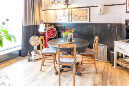 a dining room with a table and chairs at B&B SJLAOPE BIEJ DE SJLÈCHTER (slapen bij de slager) in Susteren