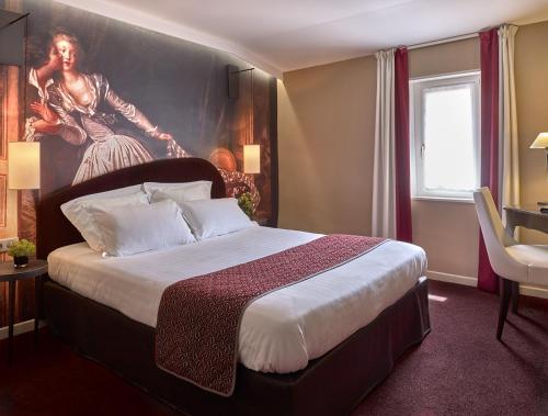 une chambre d'hôtel avec un lit orné d'une peinture murale. dans l'établissement Hotel De Guise Nancy Vieille Ville, à Nancy