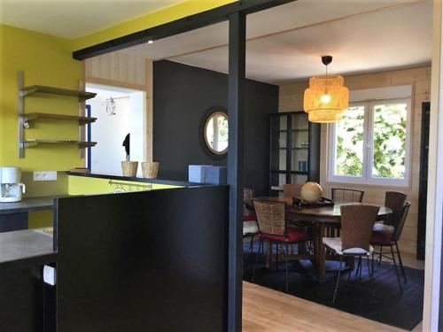 une cuisine et une salle à manger avec une table et des chaises dans l'établissement LA MAISON DE LA PLAGE BEG LEGUER, à Lannion