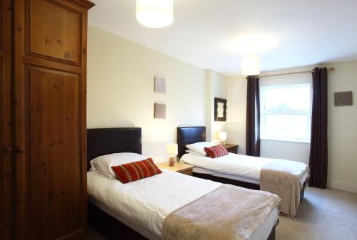 um quarto de hotel com duas camas e uma janela em Carrig Beag em Kenmare