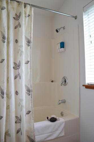 Gallery image of Easy on the Edge in Ucluelet