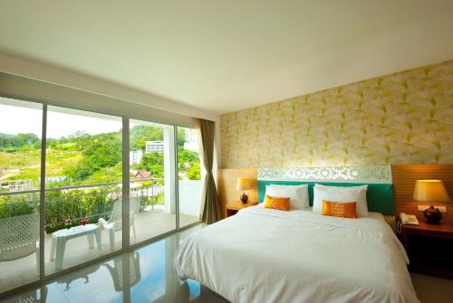 Кровать или кровати в номере PS Hill Resort Phuket Patong - SHA Plus
