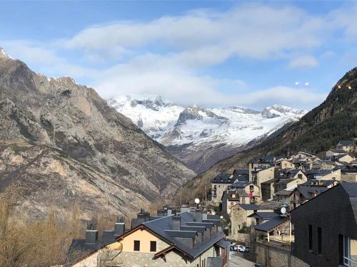 アパートメントから撮影された、または一般的な山の景色