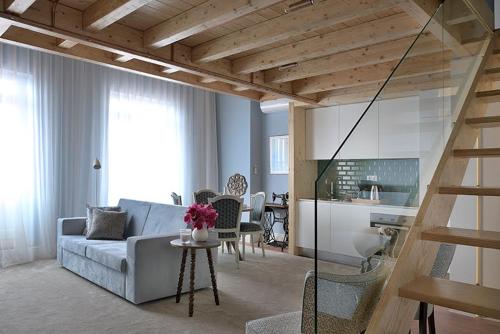 sala de estar con sofá y mesa en Mayor's Apartments en Oporto