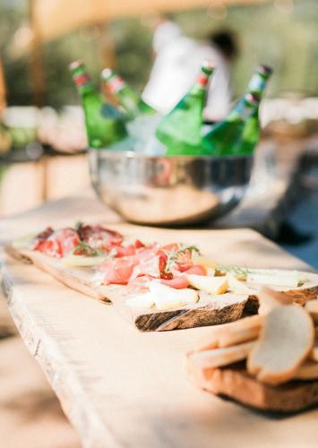 a table with two sandwiches and bottles of beer at Wine Resort Conti di San Bonifacio in Montemassi