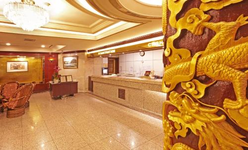 Ο χώρος του λόμπι ή της ρεσεψιόν στο Emperor Hotel