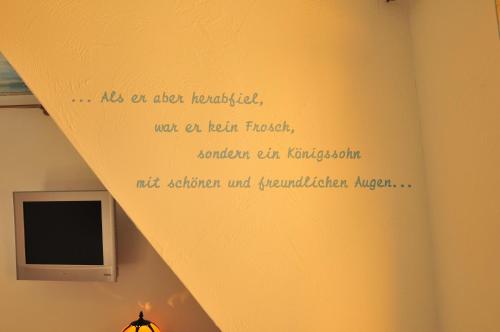 a room with a wall with a quote on the wall at Hotel Goldflair am Rathaus in Korbach