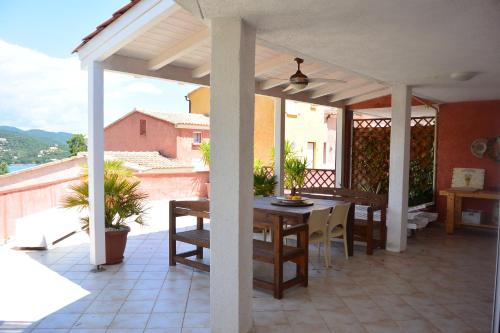 un patio avec une table et des chaises sur un balcon dans l'établissement LIMONE, à Conca