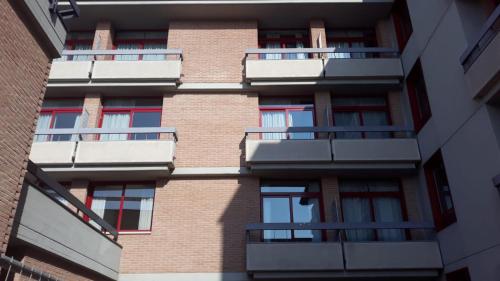 een hoog bakstenen gebouw met ramen en balkons bij Master Hotel Reggio Emilia in Reggio Emilia
