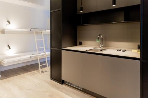 Virtuvė arba virtuvėlė apgyvendinimo įstaigoje Hotel Stockholm North by FIRST Hotels