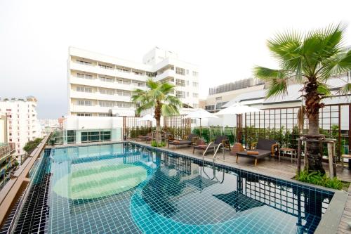 una piscina en la azotea de un edificio en Sunshine Hotel & Residences en Pattaya centro