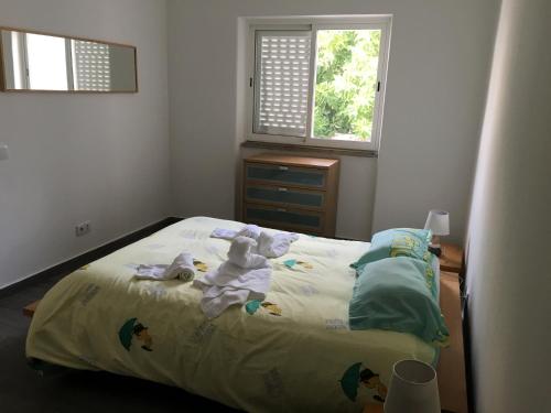 - une chambre dotée d'un lit avec des animaux rembourrés dans l'établissement Casa do Marinheiro, à Faro
