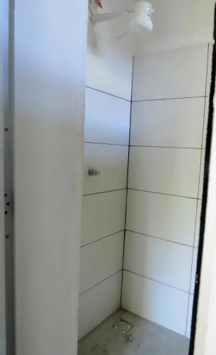 a shower with white walls and a ceiling at Tribo de Gaia in Itaúnas