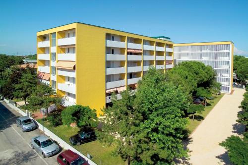 an overhead view of a building with cars parked in a parking lot at Appartamenti Atlante in Bibione