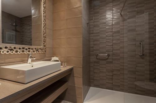 bagno con lavandino e doccia di The Gleneagle Hotel & Apartments a Killarney