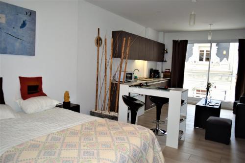 1 dormitorio con cama, escritorio y cocina en New Apartment in Recoleta en Buenos Aires