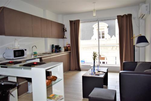 cocina y sala de estar con encimera en New Apartment in Recoleta en Buenos Aires