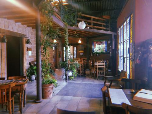 um restaurante com mesas e cadeiras num quarto em Posada Ribera del Gualeguaychu em Gualeguaychú