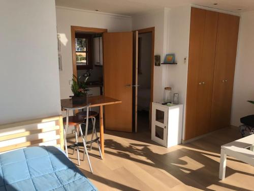 ein Zimmer mit einem Bett und einem Tisch und einer Küche in der Unterkunft Espectacular apartamento cerca de Barcelona con free wifi in Canet de Mar