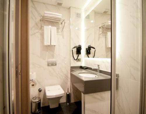 Vonios kambarys apgyvendinimo įstaigoje Seraglio Hotel & Suites