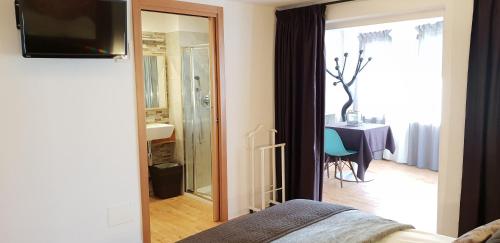 1 dormitorio con vistas a una habitación con mesa en Casa Lady, en Garda