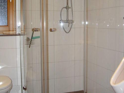 uma casa de banho com um chuveiro e um WC. em Haus Weichart em Sulzburg
