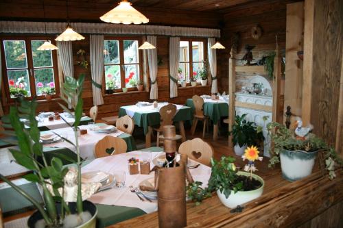 En restaurant eller et spisested på Glinzhof Mountain Natur Resort Agriturismo