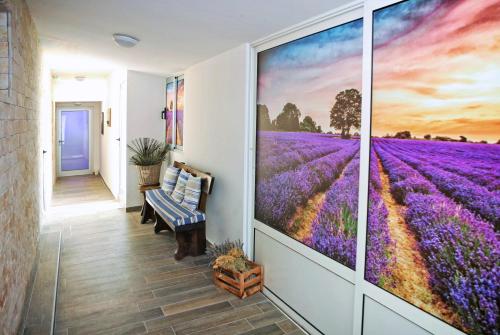 een kamer met een muurschildering van een lavendelveld bij Hotel Delfin in Zadar