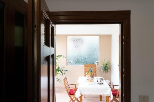 a dining room with a white table and chairs at La Bouganville di Sante e Rosa in Manoppello