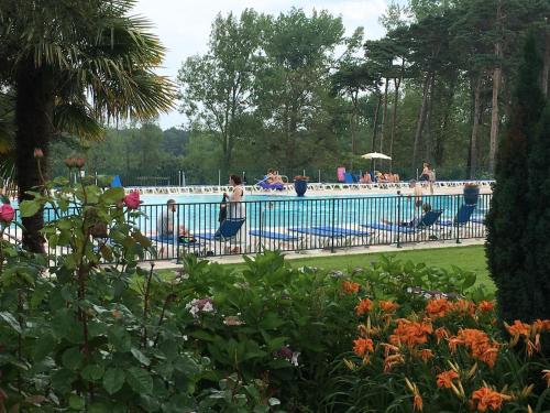 - une piscine entourée de chaises dans l'établissement Domaine de Bordaberry, à Urrugne
