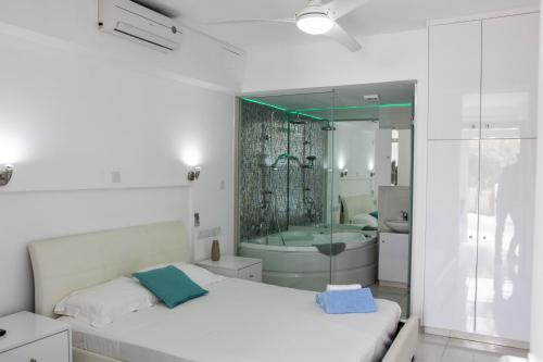 Ванна кімната в Nissi49 Apartments