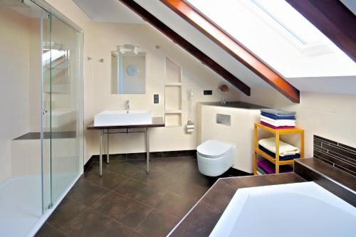 a bathroom with a sink and a toilet at Ferienwohnung Lausitzer Seenland Freienhufen "Annabell" in Großräschen
