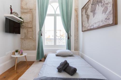 a bedroom with a bed and a window at Host Wise - Charming Flat with Netflix - River View in Porto