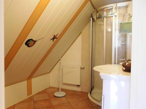 a attic bathroom with a shower and a sink at Komfortfewo Steuerrad in Kasnevitz