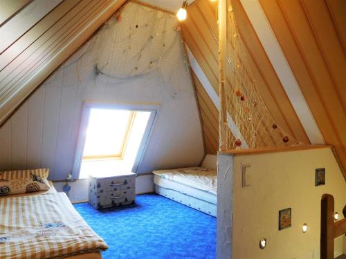 a attic room with two beds and a window at Komfortfewo Steuerrad in Kasnevitz