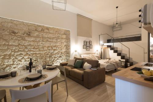 een woonkamer met een bank en een tafel in een kamer bij Le Scaramazze in Modica