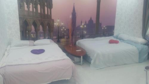 ein Schlafzimmer mit zwei Betten mit Herz drauf in der Unterkunft вулиця 29-го Вересня 2\25 in Krementschuk