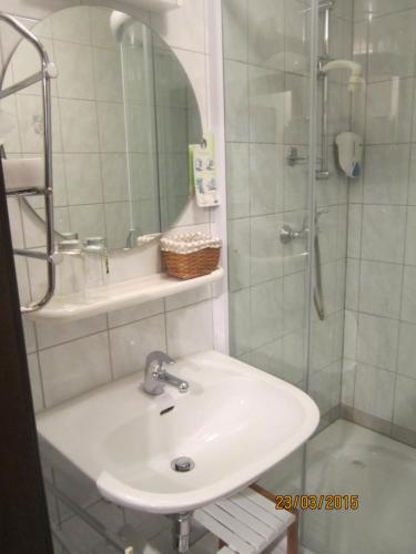 uma casa de banho com um lavatório e um chuveiro em Pension Landhaus Ingrid B&B em Loich
