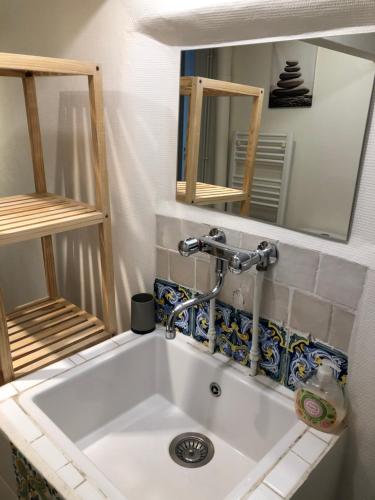 イポールにあるレ ロッシュ イポールテーズのバスルーム(鏡付き白い洗面台付)