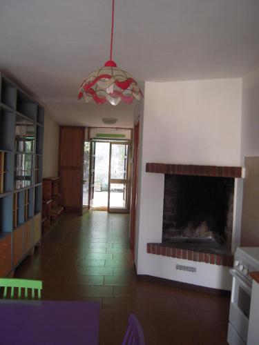 a living room with a fireplace and a chandelier at Uliveto in Sulzano