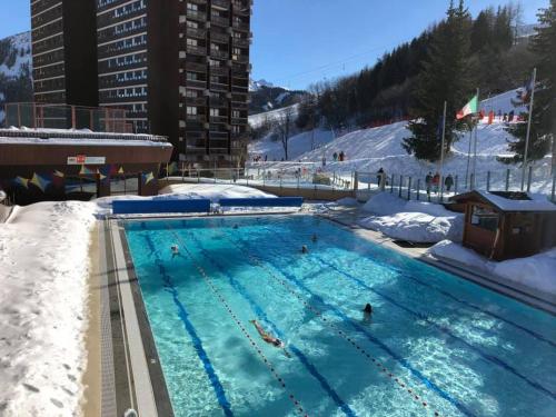 Swimming pool sa o malapit sa Le Corbier résidence Les Pistes