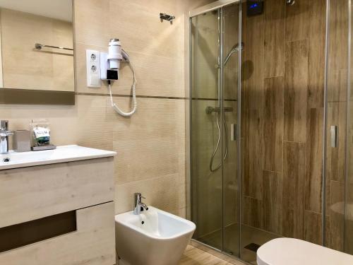 A bathroom at Clubrent - Apartamentos Apolo 16