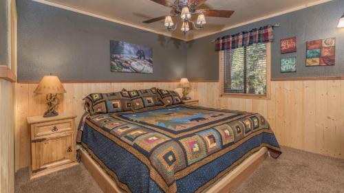 a bedroom with a bed and a ceiling fan at Upper Canyon Inn & Cabins in Ruidoso