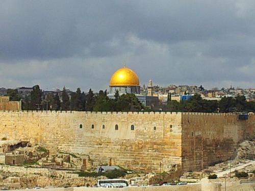 a view of the dome of the rock and the western wall at Jerusalem Panorama Hotel in Jerusalem