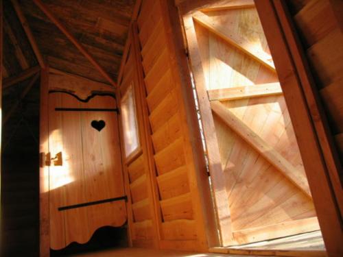 an empty room with a wooden door and stairs at Une Nuit aux Lierres... in Vouzon
