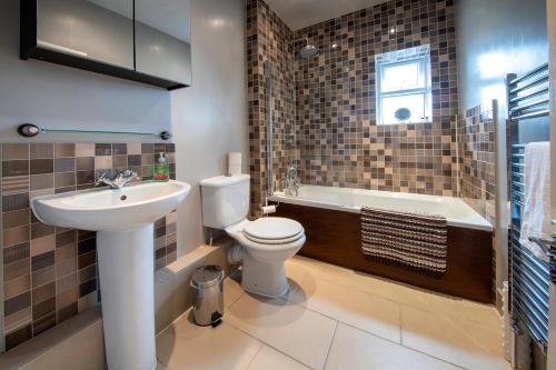 Ett badrum på Harrogate 100