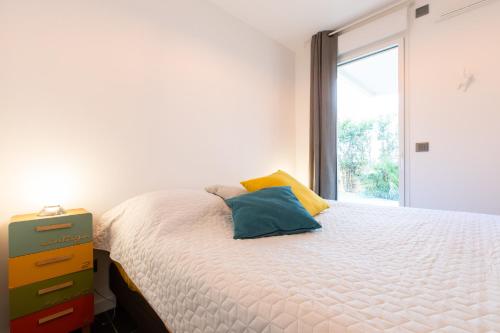 une chambre avec un grand lit et une fenêtre dans l'établissement 2-Br with Garden and Pool in the Heart of Palm Beach, à Cannes