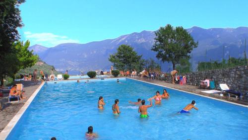 Bazén v ubytovaní Hotel Garnì Al Poggio alebo v jeho blízkosti