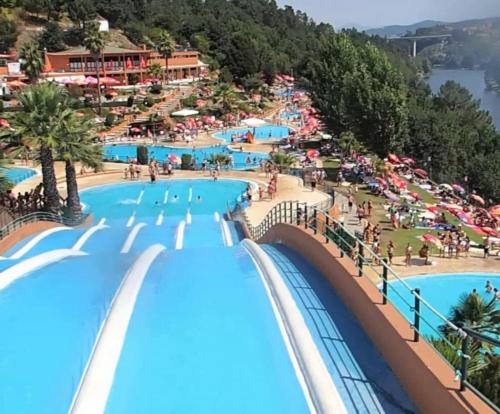 an overhead view of a large swimming pool at a resort at Apartamento Rua da Amizade in Felgueiras